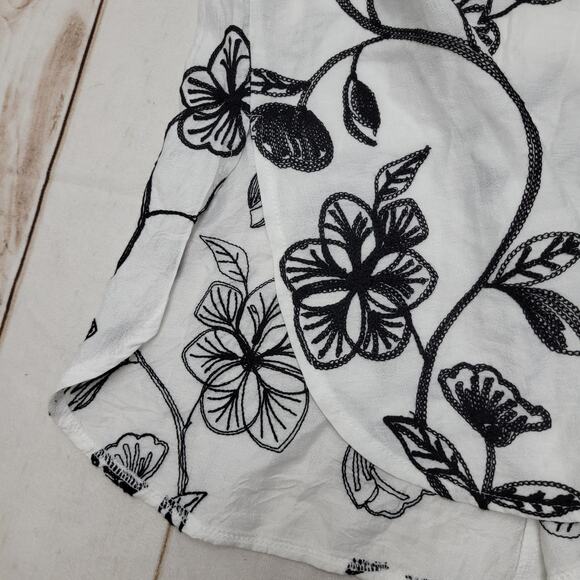 Kindred white and black embroidered button down top lagenlook - Picture 8 of 8